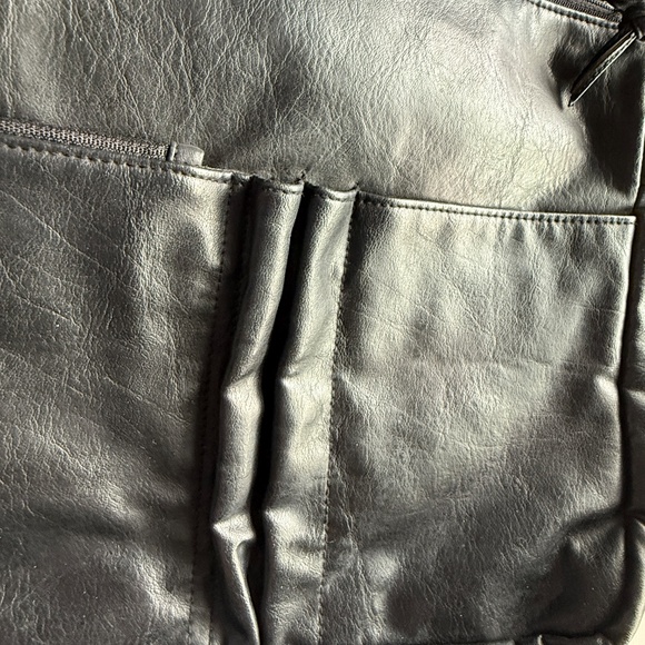 Black Auburn Woods Crossbody Messenger Bag in excellent condition - Picture 6 of 10